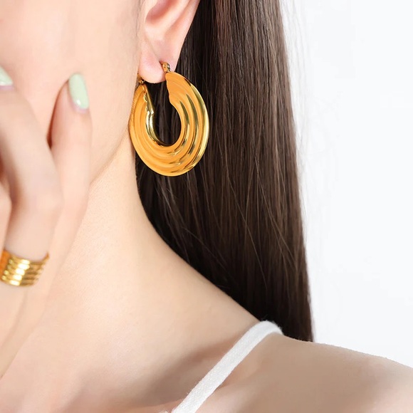 NEW💎18K Gold Plated Chunky Hoop Earrings - Picture 2 of 6